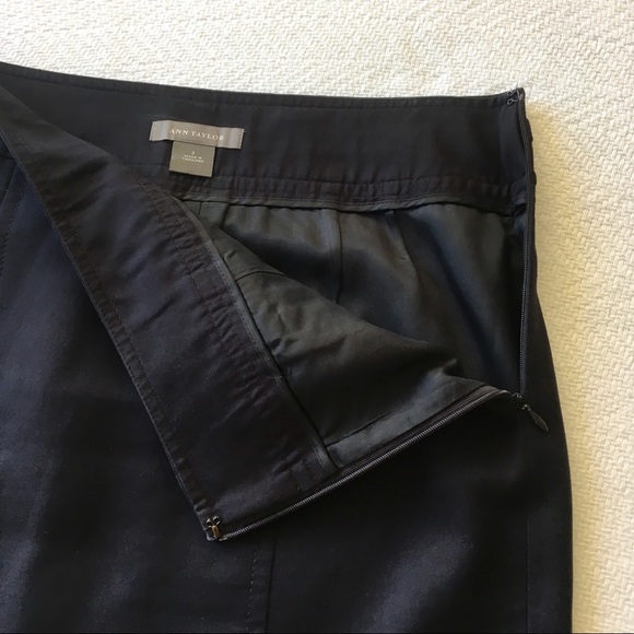 Ann Taylor Navy Pencil Skirt w/ silver belt size 2 - Picture 4 of 8